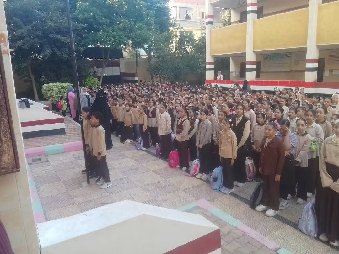 بالورود والبالونات  مدرسة محلة إنجاق الابتدائية بالدقهلية تستقبل طلابها في أول أيام العام الدراسي وسط أجواء من البهجة