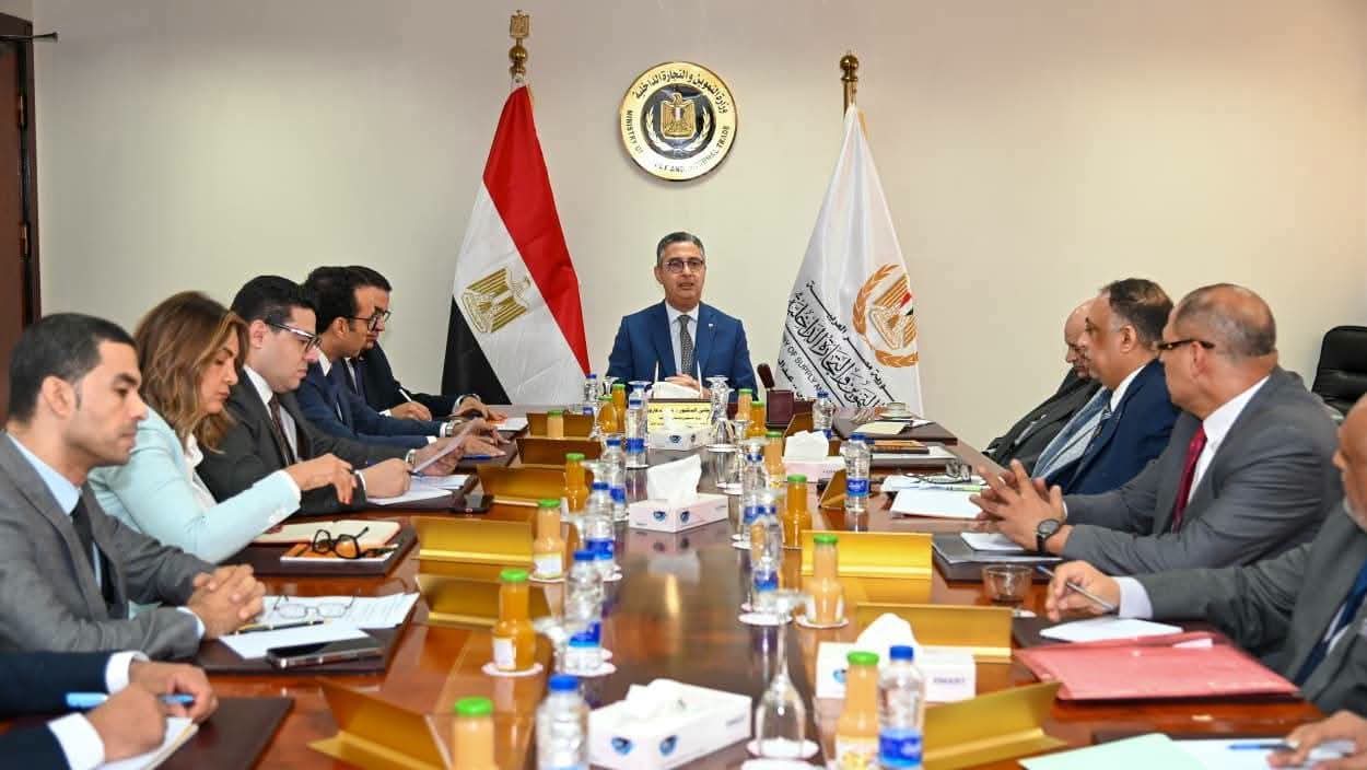 وزير التموين يعقد اجتماعا موسعا مع الشعبة العامة للمخابز وغرفة صناعية الحبوب لمتابعة منظومتي الطحن والخبز