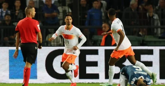 منتخب هولندا يخطف تعادلا قاتلا أمام اليونان 2-2 في دوري الأمم الأوروبية