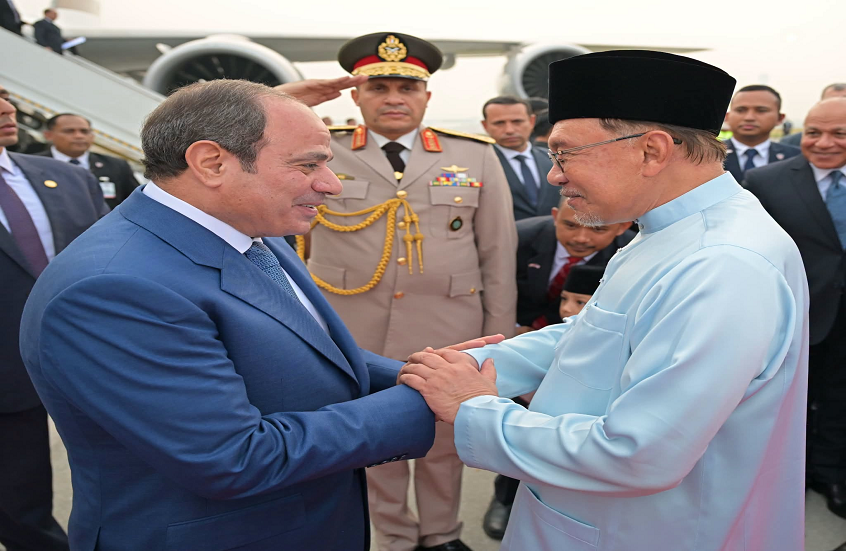 رئيس وزراء ماليزيا يرحب بالسيسي بأغنية لعمرو دياب تملي معاك