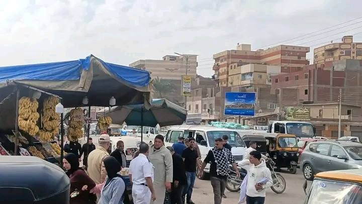 حمله لرفع الإشغالات من حرم الطريق العام بشارع الجيش بمدينة شربين بالدقهلية