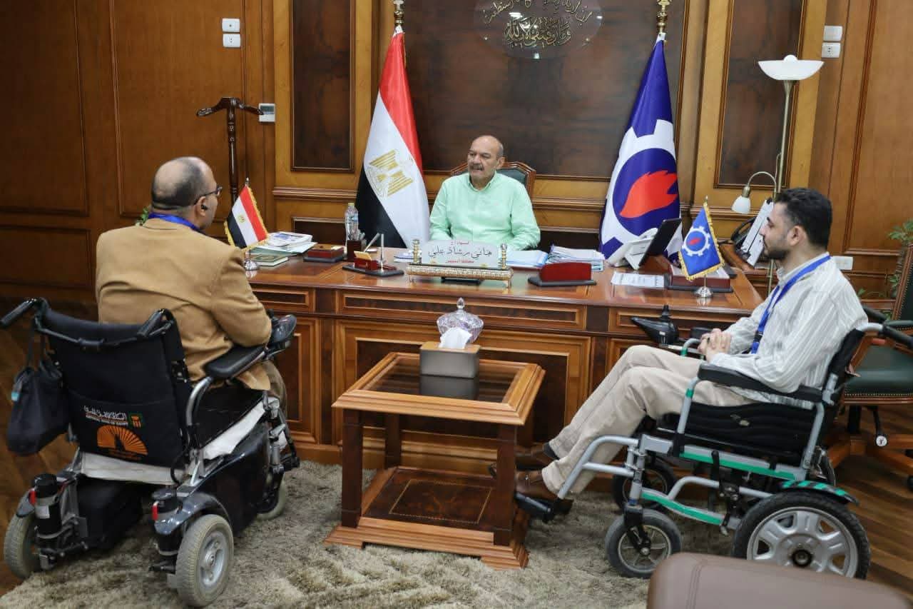 محافظ السويس يستقبل شابين من ذوي الهمم ويوجه ببحث مطالبهما