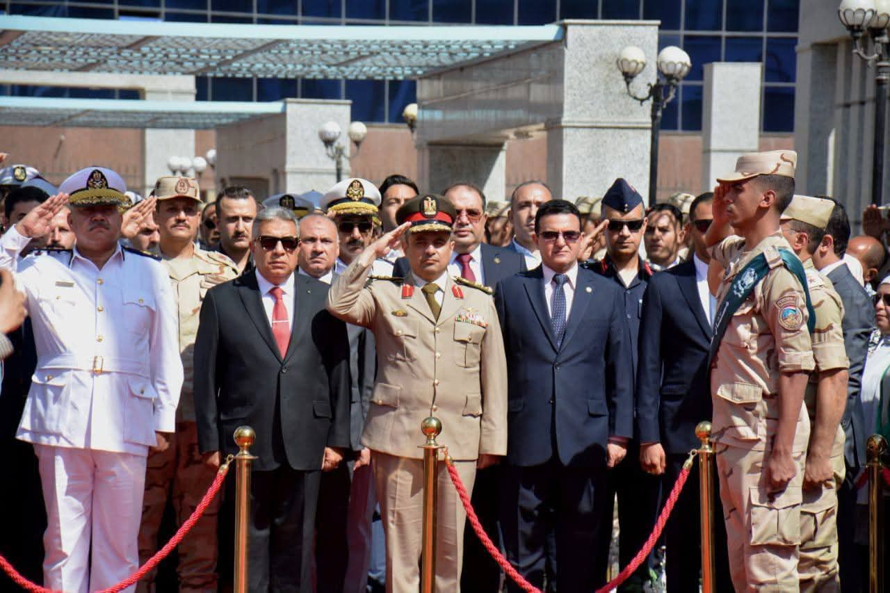 في ذكرى انتصارات أكتوبر المجيدة محافظ الدقهلية يضع إكليل الزهور على النصب التذكاري للشهداء