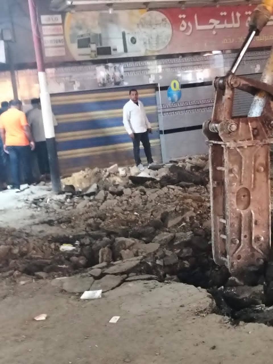 الدقهلية : استمرار العمل ليلاً لرفع الطبقة الأسفلتيه القديمة بشارع الجيش استعدادا لبدء اعمال تطوير بمدينة شربين
